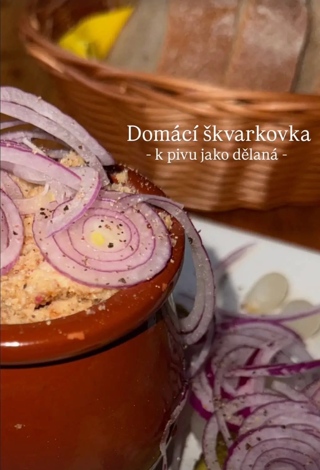 Domácí škvarkovka s cibulkou