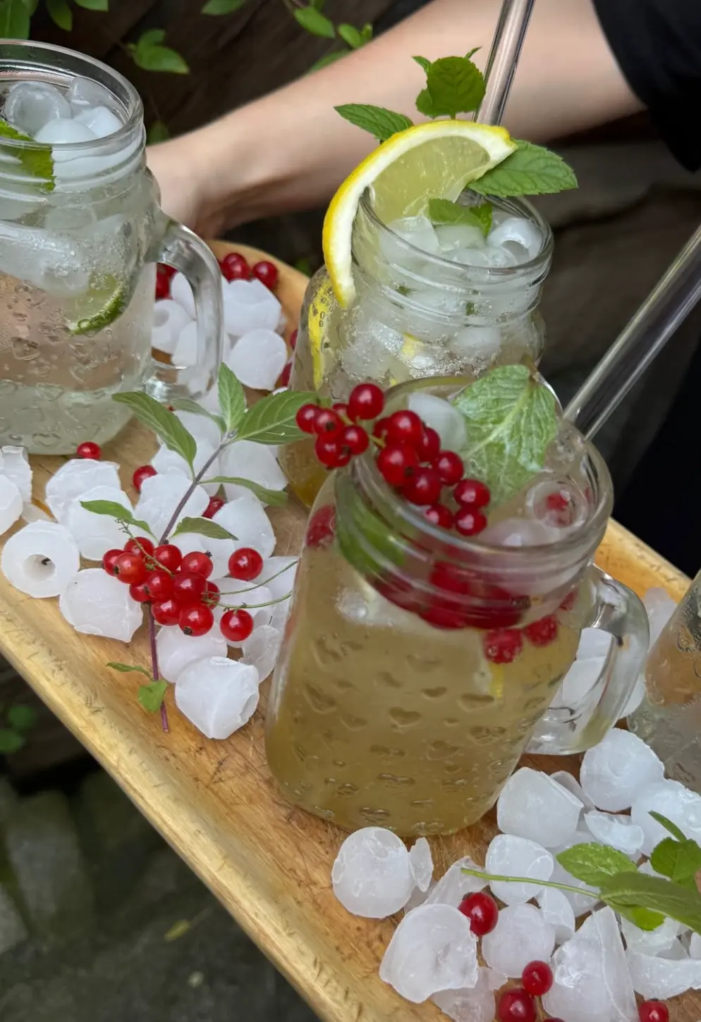 Domácí limonády s ledem a ovocem